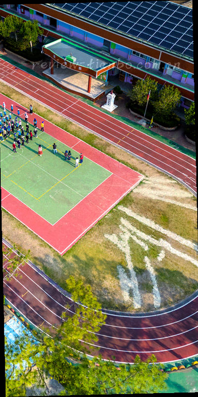 比赛瞬间与时间轴排列的赛场画面